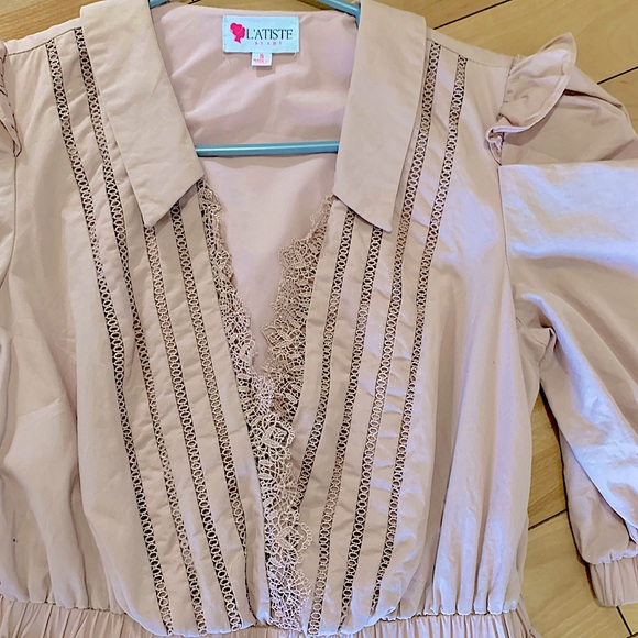 Pretty 😍 romper has packets it’s a light pink - Picture 2 of 3